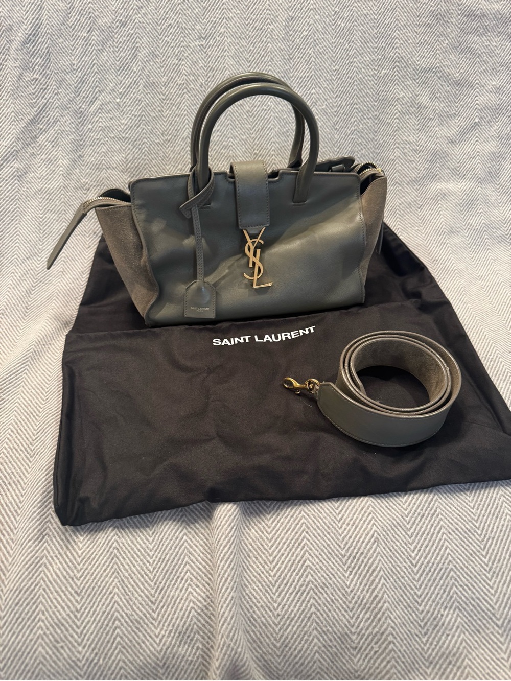 SAINT LAURENT Calfskin Baby Monogram Downtown Cabas Earth
Saint Laurent - Picture 4 of 12